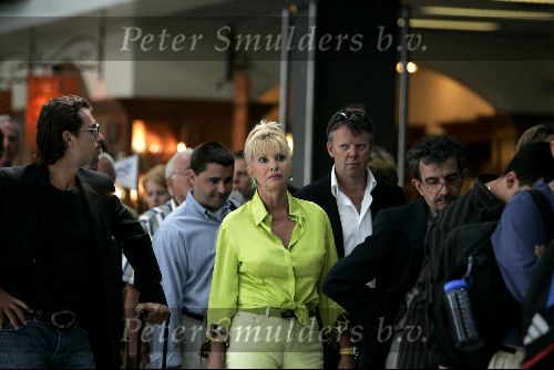 Cannes 19 juli 2004
Ivana Trump met haar jonge vriend Rossano Rubicon op het vliegveld van Cannes