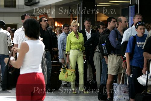 Cannes 19 juli 2004
Ivana Trump met haar jonge vriend Rossano Rubicon op het vliegveld van Cannes