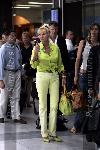Cannes 19 juli 2004
Ivana Trump met haar jonge vriend Rossano Rubicon op het vliegveld van Cannes