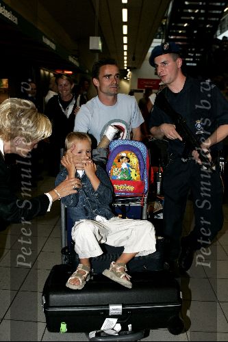 Schiphol 1 juli 2004
Aankoms Nederlands elftal na ek Portugal.
Marc Overmars met gezin
Peter Smulders bv