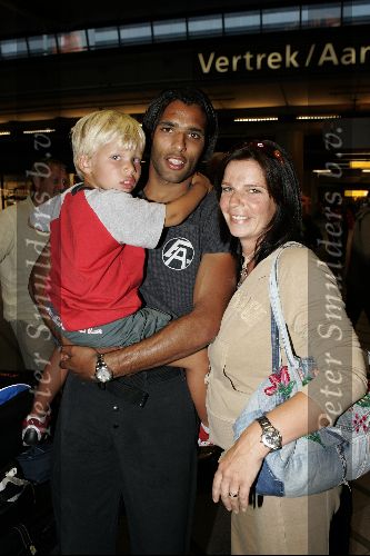 Schiphol 1 juli 2004
Aankoms Nederlands elftal na ek Portugal.
Pierre v Hooydonk met vrouw en zoontje
Peter Smulders bv