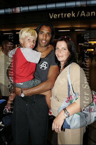 Schiphol 1 juli 2004
Aankoms Nederlands elftal na ek Portugal.
Pierre v Hooydonk met vrouw en zoontje
Peter Smulders bv