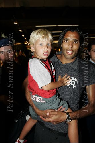 Schiphol 1 juli 2004
Aankoms Nederlands elftal na ek Portugal.
Pierre v Hooydonk met vrouw en zoontje
Peter Smulders bv