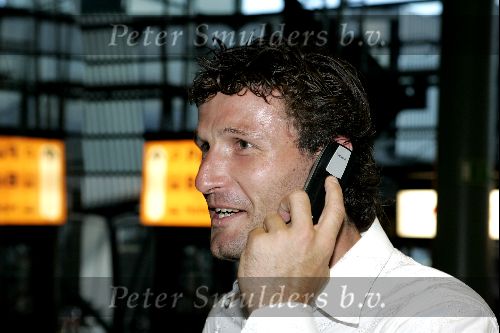 Schiphol 1 juli 2004
Aankoms Nederlands elftal na ek Portugal.
Ronald Waterreus met gsm
Peter Smulders bv