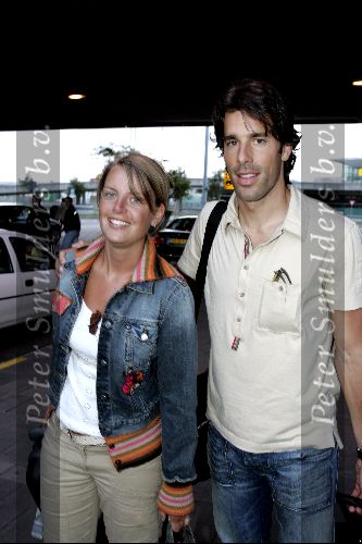 Schiphol 1 juli 2004
Nederlands elftal arriveert op schiphol na EK portugal.
Ruud v Nistelrooy met vriendin Leontien Slaats