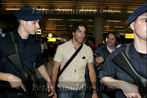 Schiphol 1 juli 2004
Nederlands elftal arriveert op schiphol na EK portugal.
Ruud v Nistelrooy met vriendin Leontien Slaats