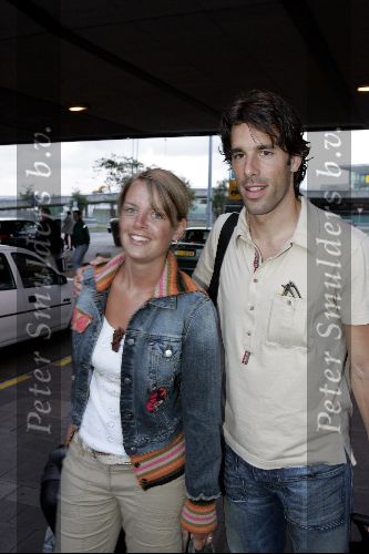 Schiphol 1 juli 2004
Nederlands elftal arriveert op schiphol na EK portugal.
Ruud v Nistelrooy met vriendin Leontien Slaats