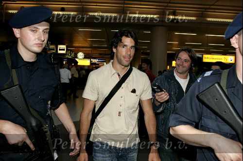 Schiphol 1 juli 2004
Nederlands elftal arriveert op schiphol na EK portugal.
Ruud v Nistelrooy met vriendin Leontien Slaats