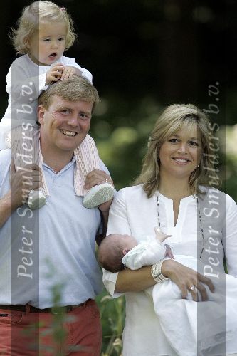 Wassenaar 17 juli 2005
Fotomoment met Maxima Amalia Prins Willem Alexander en Alexia bij hun woning \