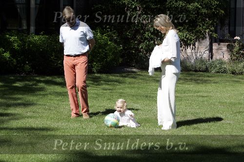 Wassenaar 17 juli 2005
Fotomoment met Maxima Amalia Prins Willem Alexander en Alexia bij hun woning \