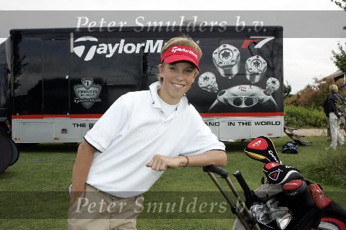 Halfweg 26 juli 2005
Junior Smulders krijgt golf clubs aanhemeten van taylor made
Peter Smulders bv