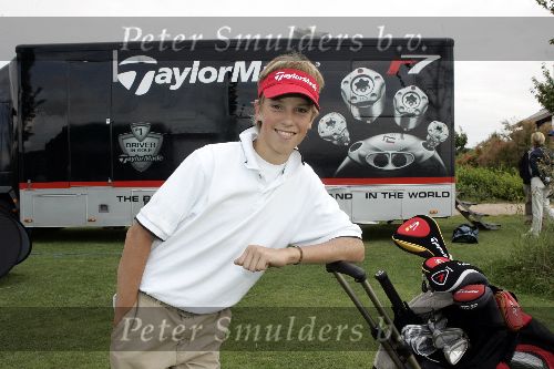 Halfweg 26 juli 2005
Junior Smulders krijgt golf clubs aanhemeten van taylor made
Peter Smulders bv