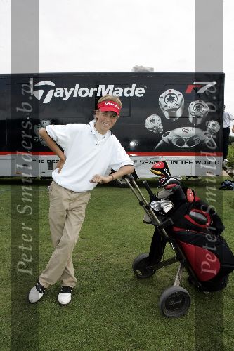Halfweg 26 juli 2005
Junior Smulders krijgt golf clubs aanhemeten van taylor made
Peter Smulders bv