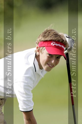Halfweg 26 juli 2005
Junior Smulders krijgt golf clubs aanhemeten van taylor made
Peter Smulders bv