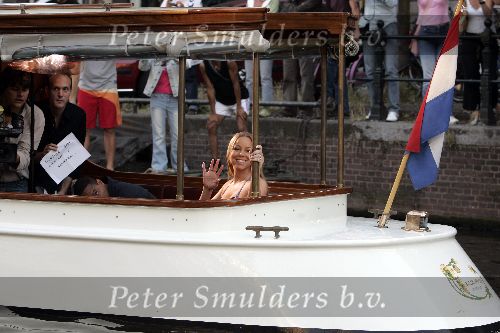 Amsterdam 17 juli 2005
Mariah Carey op een boottochtje door de grachten van Amsterdam.
Peter Smulders bv