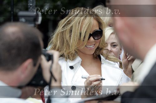 Amsterdam 16 juli 2005
Mariah Carey verlaat hotel de blakes in amsterdam met grote zonnebril
Peter Smulders bv