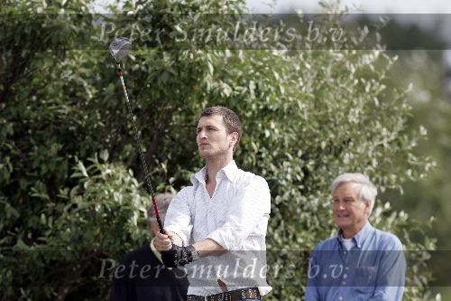 Halfweg 26 juli 2005
Sebastiaan Labrie laat golf clubsaanmeten van Taylor made.
Peter Smulders bv