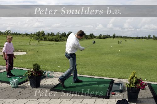 Halfweg 26 juli 2005
Sebastiaan Labrie laat golf clubsaanmeten van Taylor made.
Peter Smulders bv