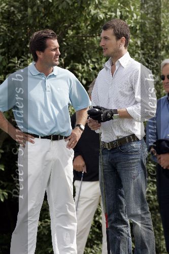 Halfweg 26 juli 2005
Sebastiaan Labrie laat golf clubsaanmeten van Taylor made.
Ingmar Harthoorn
Peter Smulders bv