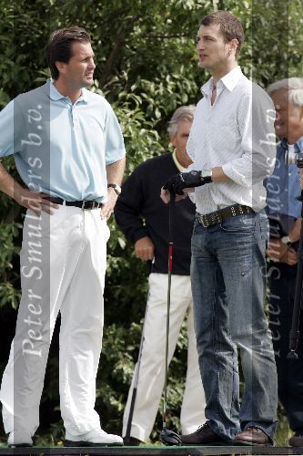 Halfweg 26 juli 2005
Sebastiaan Labrie laat golf clubsaanmeten van Taylor made.
Ingmar Harthoorn
Peter Smulders bv