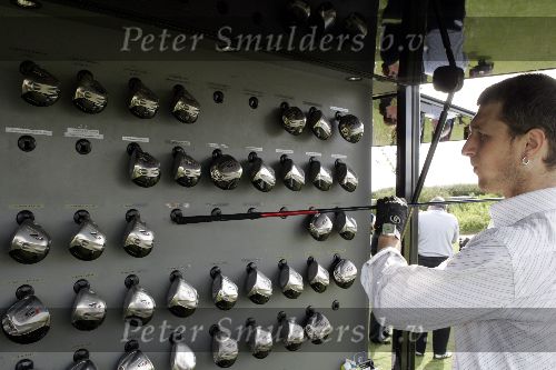 Halfweg 26 juli 2005
Sebastiaan Labrie laat golf clubsaanmeten van Taylor made.
Peter Smulders bv