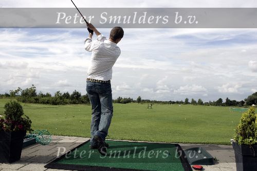 Halfweg 26 juli 2005
Sebastiaan Labrie laat golf clubsaanmeten van Taylor made.
Peter Smulders bv