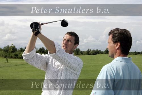 Halfweg 26 juli 2005
Sebastiaan Labrie laat golf clubsaanmeten van Taylor made.
Ingmar Harthoorn
Peter Smulders bv