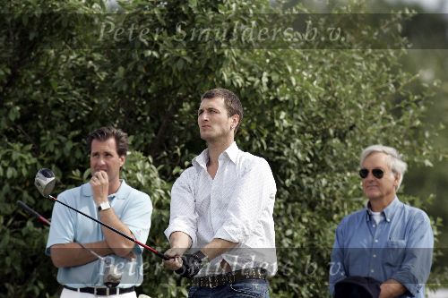 Halfweg 26 juli 2005
Sebastiaan Labrie laat golf clubsaanmeten van Taylor made.
Peter Smulders bv