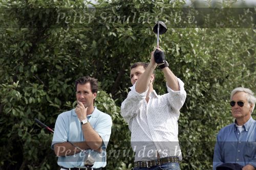 Halfweg 26 juli 2005
Sebastiaan Labrie laat golf clubsaanmeten van Taylor made.
Peter Smulders bv