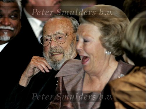 Amsterdam 24 juni 2004
Prins Bernhard en Koningin Beatrix bij uitreiking zilveren anjers  in paleis op de dam.