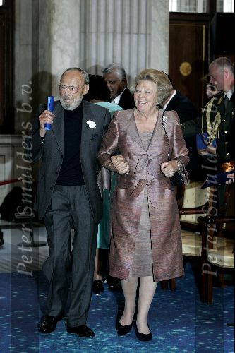 Amsterdam 24 juni 2004
Prins Bernhard en Koningin Beatrix bij uitreiking zilveren anjers  in paleis op de dam.