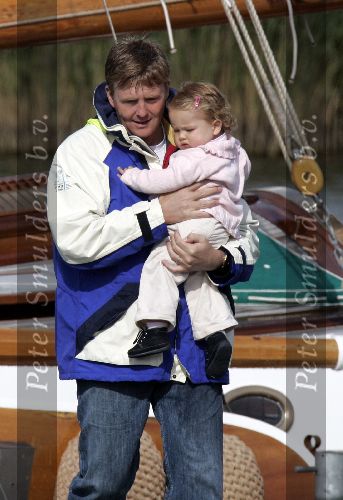 Muiden 4 juni 2005
Prins Willem Alexander varen met gropene draeck met Maxima Amalia Prins Haakon (Noorwegen) Mette Marit en hun dochter.
Peter Smulders bv