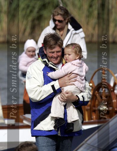 Muiden 4 juni 2005
Prins Willem Alexander varen met gropene draeck met Maxima Amalia Prins Haakon (Noorwegen) Mette Marit en hun dochter.
Peter Smulders bv