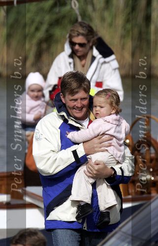 Muiden 4 juni 2005
Prins Willem Alexander varen met gropene draeck met Maxima Amalia Prins Haakon (Noorwegen) Mette Marit en hun dochter.
Peter Smulders bv