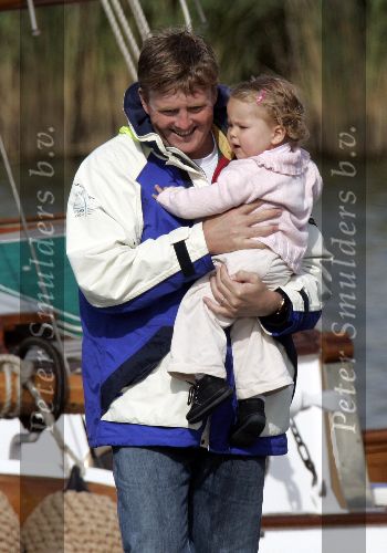 Muiden 4 juni 2005
Prins Willem Alexander varen met groene draeck met Maxima Amalia Prins Haakon (Noorwegen) Mette Marit en hun dochter.
Peter Smulders bv
