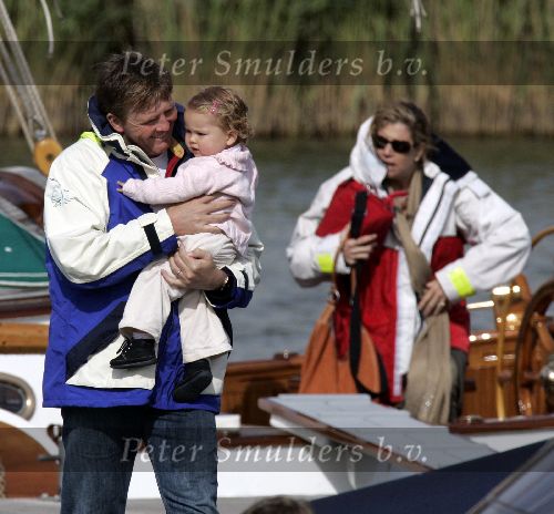 Muiden 4 juni 2005
Prins Willem Alexander varen met groene draeck met Maxima Amalia Prins Haakon (Noorwegen) Mette Marit en hun dochter.
Peter Smulders bv