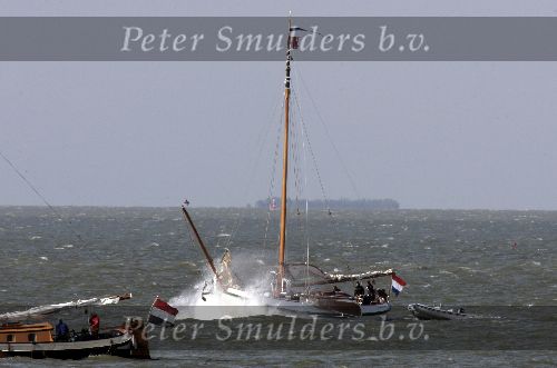 Muiden 4 juni 2005
Prins Willem Alexander varen met groene draeck met Maxima Amalia Prins Haakon (Noorwegen) Mette Marit en hun dochter.politieboot
Peter Smulders bv
