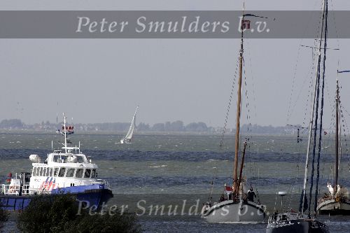 Muiden 4 juni 2005
Prins Willem Alexander varen met groene draeck met Maxima Amalia Prins Haakon (Noorwegen) Mette Marit en hun dochter.politieboot
Peter Smulders bv