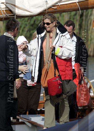 Muiden 4 juni 2005
Prins Willem Alexander varen met groene draeck met Maxima Amalia Prins Haakon (Noorwegen) Mette Marit en hun dochter.
Peter Smulders bv