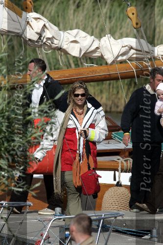 Muiden 4 juni 2005
Prins Willem Alexander varen met groene draeck met Maxima Amalia Prins Haakon (Noorwegen) Mette Marit en hun dochter.
Peter Smulders bv
