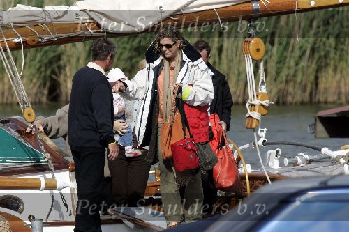 Muiden 4 juni 2005
Prins Willem Alexander varen met groene draeck met Maxima Amalia Prins Haakon (Noorwegen) Mette Marit en hun dochter.
Peter Smulders bv