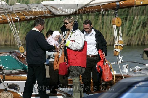 Muiden 4 juni 2005
Prins Willem Alexander varen met groene draeck met Maxima Amalia Prins Haakon (Noorwegen) Mette Marit en hun dochter.
Peter Smulders bv