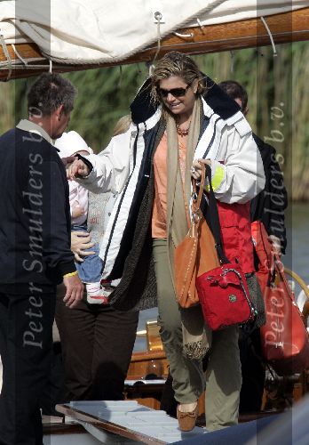 Muiden 4 juni 2005
Prins Willem Alexander varen met groene draeck met Maxima Amalia Prins Haakon (Noorwegen) Mette Marit en hun dochter.
Peter Smulders bv