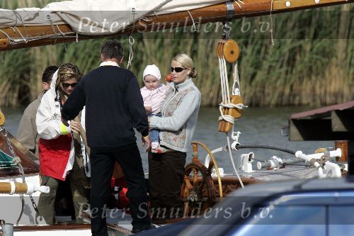 Muiden 4 juni 2005
Prins Willem Alexander varen met groene draeck met Maxima Amalia Prins Haakon (Noorwegen) Mette Marit en hun dochter.
Peter Smulders bv