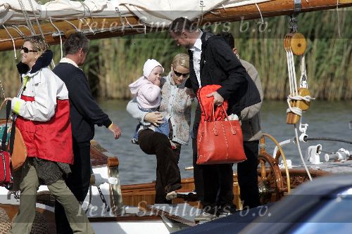 Muiden 4 juni 2005
Prins Willem Alexander varen met groene draeck met Maxima Amalia Prins Haakon (Noorwegen) Mette Marit en hun dochter.
Peter Smulders bv