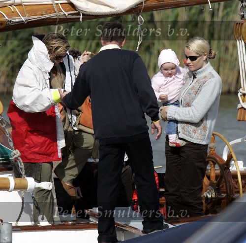 Muiden 4 juni 2005
Prins Willem Alexander varen met groene draeck met Maxima Amalia Prins Haakon (Noorwegen) Mette Marit en hun dochter.
Peter Smulders bv