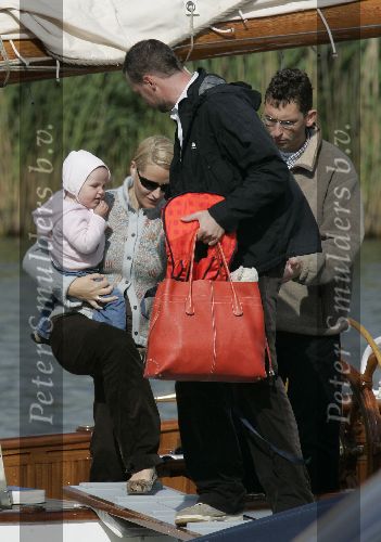 Muiden 4 juni 2005
Prins Willem Alexander varen met groene draeck met Maxima Amalia Prins Haakon (Noorwegen) Mette Marit en hun dochter.
Peter Smulders bv