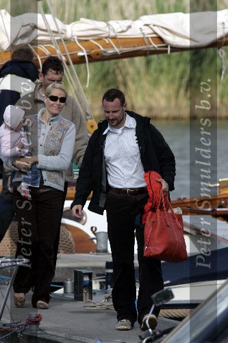 Muiden 4 juni 2005
Prins Willem Alexander varen met groene draeck met Maxima Amalia Prins Haakon (Noorwegen) Mette Marit en hun dochter.
Peter Smulders bv