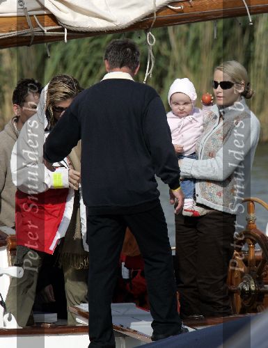Muiden 4 juni 2005
Prins Willem Alexander varen met groene draeck met Maxima Amalia Prins Haakon (Noorwegen) Mette Marit en hun dochter.
Peter Smulders bv