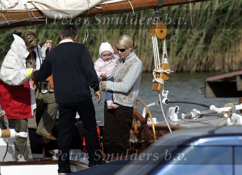 Muiden 4 juni 2005
Prins Willem Alexander varen met groene draeck met Maxima Amalia Prins Haakon (Noorwegen) Mette Marit en hun dochter.
Peter Smulders bv